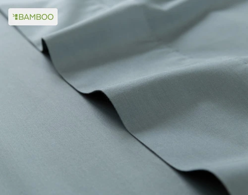 drap plat pour notre Bamboo Cotton drap  ensemble  en épicéa légèrement ébouriffé sur une surface lisse assortie.