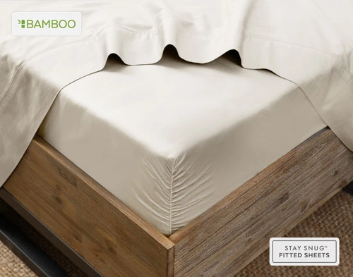 Flat drap drapé sur notre Bamboo Cotton Fitted drap en Driftwood Beige autour du coin d'un matelas.