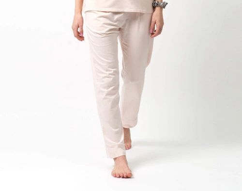 Pantalon confort en jersey modal en Ballet Pink sur le modèle