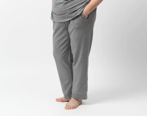 Pantalon confort en jersey modal, gris chiné, sur le modèle