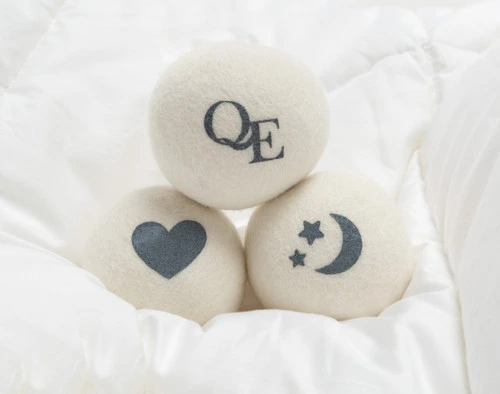 Gros plan de trois boules de séchage Linen Love Wool