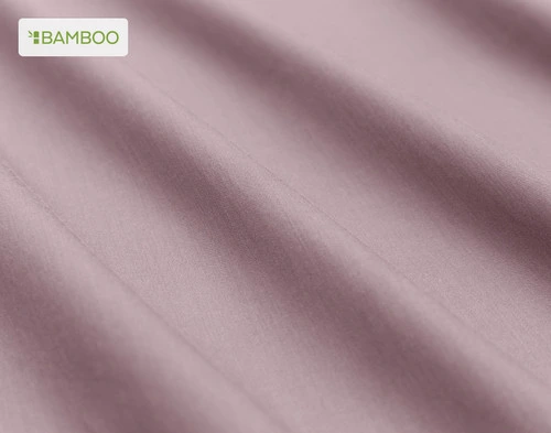 Gros plan sur le tissu doux bamboo cotton de notre Bamboo Cotton drap  ensemble  en Orchid Purple légèrement volanté.