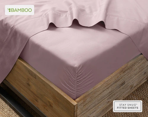 Flat drap drapé sur notre Bamboo Cotton Fitted drap en Orchid Purple autour du coin d'un matelas.