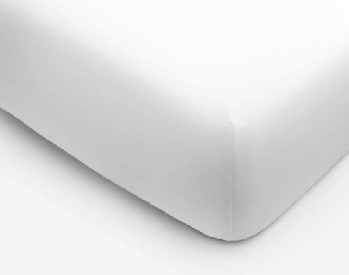 Vue d'angle d'un lit en percale de coton mélangé drap enveloppant un matelas queen-size.