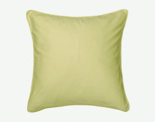 Notre Euro Sham aspect lin en Willow Light Green sur fond blanc.