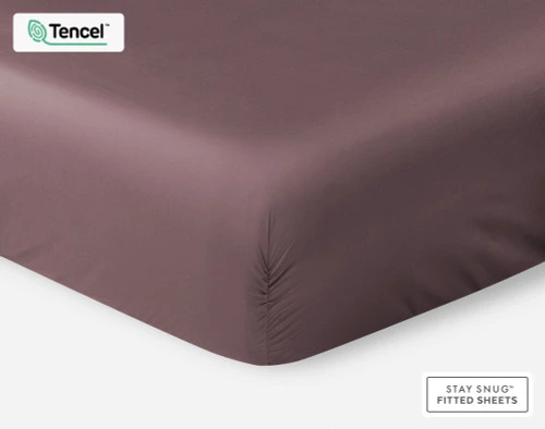 Notre BeechBliss TENCEL™ Modal Fitted drap en Inkberry sur fond blanc.