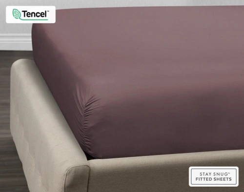 Coin de notre BeechBliss TENCEL™ Modal Fitted drap en Inkberry Purple habillé sur un matelas pour montrer un ajustement serré et confortable.