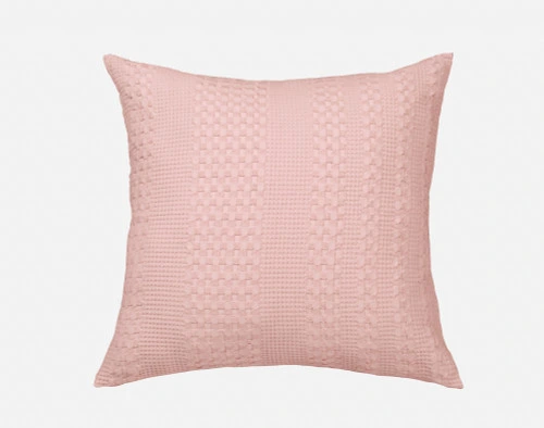 Notre écharpe Euro Sham en coton gaufré en rose blush rose sur fond blanc.