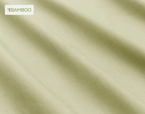 Gros plan sur le tissu doux bamboo cotton de notre Bamboo Cotton drap  ensemble  en Elm Green légèrement ébouriffé.