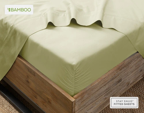 Flat drap drapé sur notre Bamboo Cotton Fitted drap à Elm Green autour du coin d'un matelas.