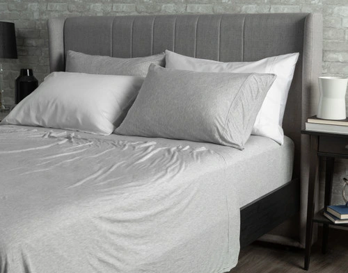 Vue en angle de notre Bamboo Jersey drap ensemble  en gris habillé sur un grand lit.