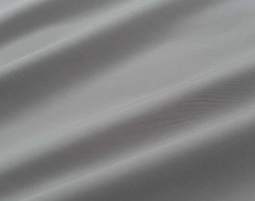 Gros plan sur le tissu de coton confortable de notre coton percalé drap ensemble  en gris.