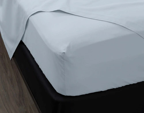 Coin de l'ajusté et du plat drap sur notre Percale de coton drap ensemble  en bleu pour montrer son ajustement confortable.