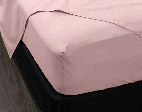 Coin de l'ajusté et du plat drap sur notre Percale de coton drap ensemble  en Lilas pour montrer son ajustement confortable.