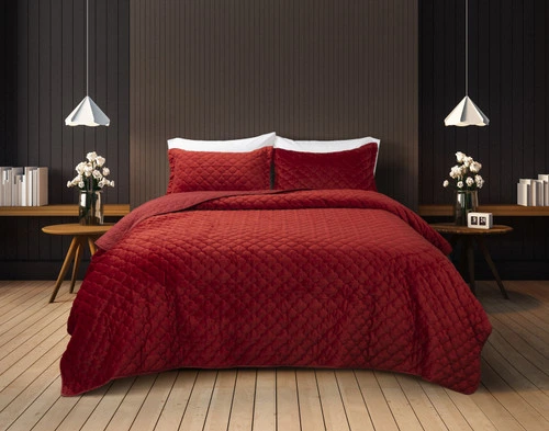 Vue de face de notre Lattice Ruby courtepointe ensemble  habillé au-dessus d'un grand lit dans une chambre à coucher gris foncé.