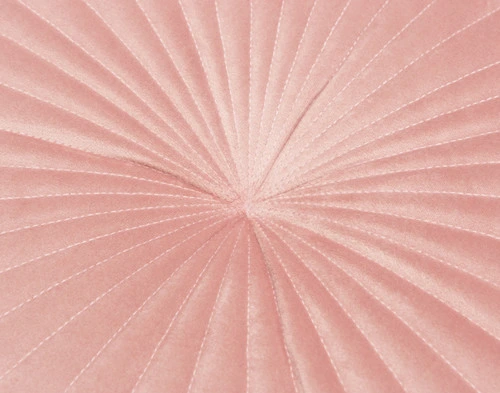 Gros plan de notre coussin rond en velours mandarin en rose blush Pink pour montrer ses coutures géométriques.