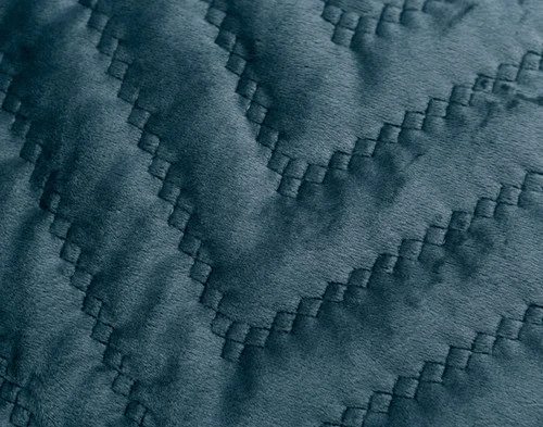 Gros plan sur la texture matelassée de notre couvre-lit matelassé Chevron Euro Sham en Teal.