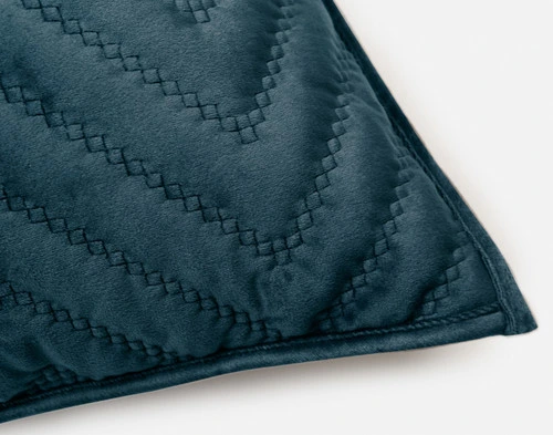 Un coin fermé de notre couvre-lit matelassé Chevron Euro Sham en Teal.