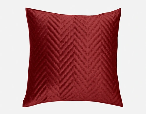 Vue de face de notre couvre-lit matelassé Chevron Euro Sham en rouge.