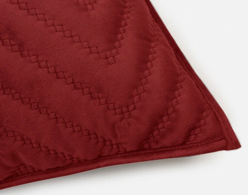 Un coin fermé de notre couvre-lit matelassé Chevron Euro Sham en rouge.