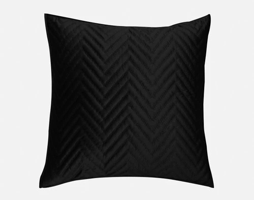 Vue de face de notre couvre-lit matelassé Chevron Euro Sham en noir.