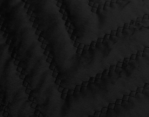 Gros plan sur la texture matelassée de notre couvre-lit matelassé Chevron Euro Sham en noir.