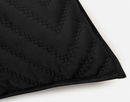 Un coin fermé de notre couvre-lit matelassé Chevron Euro Sham en noir.