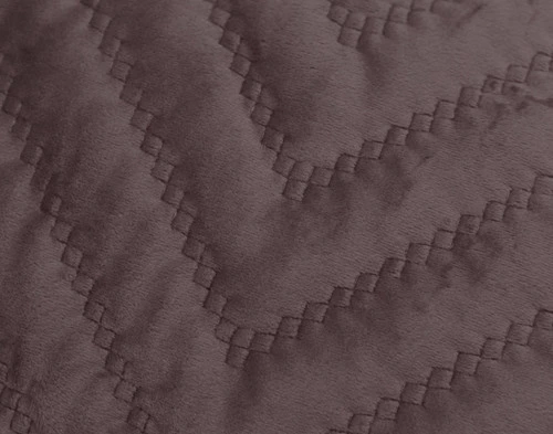 Gros plan sur la texture matelassée de notre étamine Euro Chevron matelassé en Woodrose Mauve.