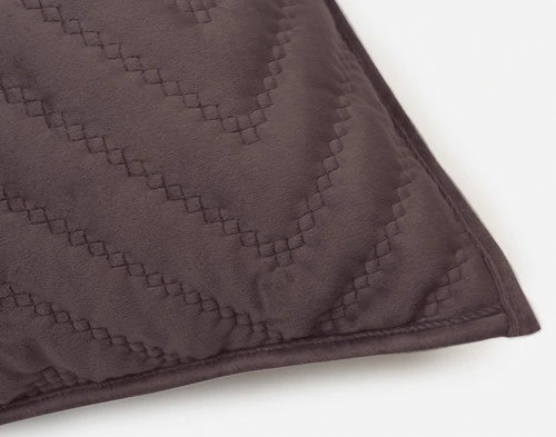 Un coin fermé de notre couvre-lit matelassé Chevron Euro Sham en _____.