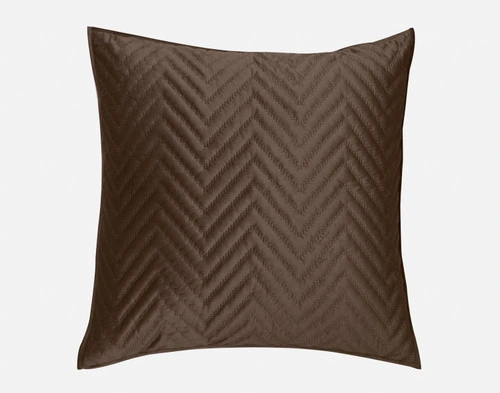 Vue de face de notre couvre-lit matelassé Chevron Euro Sham en Java Brown.