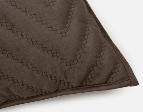 Un coin fermé de notre couvre-lit matelassé Chevron Euro Sham en Java Brown.