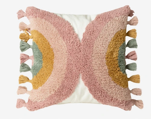 Notre housse de coussin carrée Tufted Rainbow se fond dans un fond blanc uni.