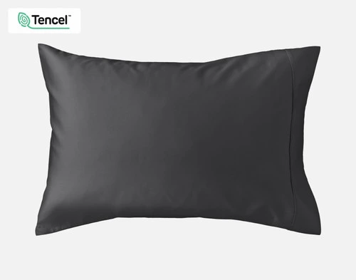 Vue de face d'une taie d'oreiller Eucalyptus Luxe TENCEL™ Lyocell en Black Pearl enveloppée sur un oreiller posé sur un fond blanc uni.