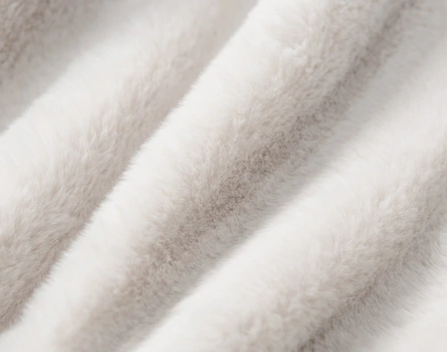 Gros plan sur la surface ébouriffée en fausse fourrure de notre Puma Faux Fur Jeté en Winter White.