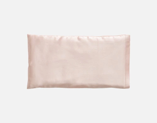 Vue de face de notre oreiller en soie pour les yeux, rose blush , sur un fond blanc uni.