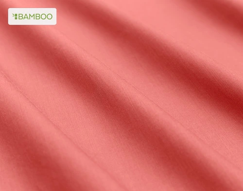 Gros plan sur le tissu doux bamboo cotton de notre Bamboo Cotton drap  ensemble  en Hibiscus légèrement ébouriffé.