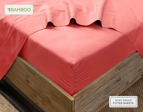 Flat drap drapé sur notre Bamboo Cotton Fitted drap in Hibiscus autour du coin d'un matelas.