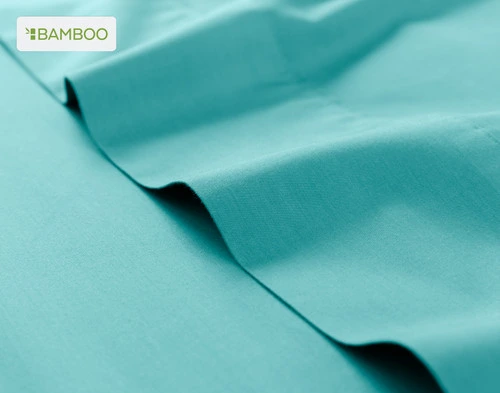 drap plat pour notre Bamboo Cotton drap  ensemble  en bleu récifal légèrement ébouriffé sur une surface lisse assortie.