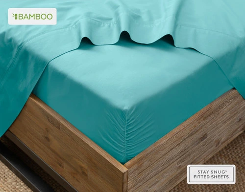 Flat drap drapé sur notre Bamboo Cotton Fitted drap in Reef Blue autour du coin d'un matelas.