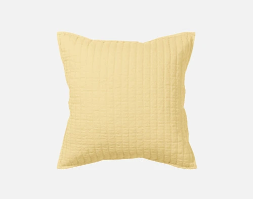 Vue de face de notre housse de coussin carrée en lin et coton, de couleur jaune, sur un fond blanc uni.