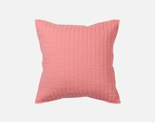 Vue de face de notre housse de coussin carrée en lin et coton de couleur fuchsia sur un fond blanc uni.