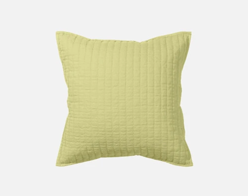 Vue de face de notre housse de coussin carrée en lin et coton, de couleur verte, sur un fond blanc uni.