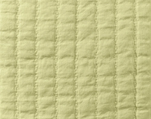 Gros plan sur les lignes matelassées texturées de notre housse de coussin carrée en lin et coton de couleur verte.