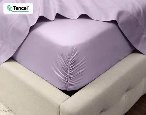 Gros plan sur le coin d'un matelas avec notre Eucalyptus Luxe TENCEL™ Lyocell Fitted drap en Lilas pour montrer qu'il est bien ajusté.