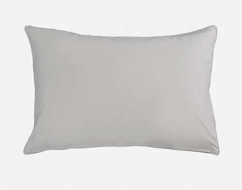 Vue de face du revers gris uni de notre Landon Pillow Sham reposant sur un fond blanc uni.