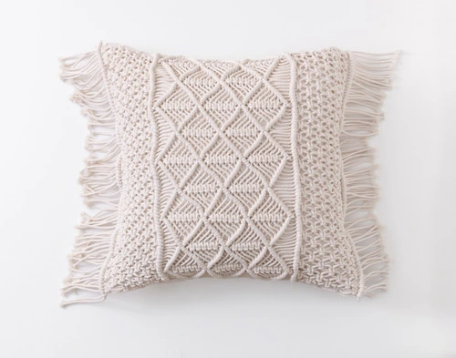 Vue de face de notre housse de coussin carrée en macramé sur un fond blanc uni.