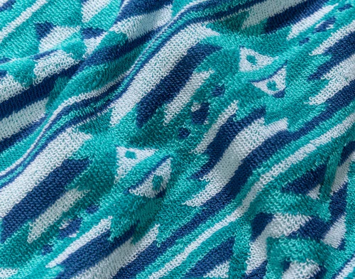 Gros plan sur le motif tribal de notre serviette de plage en coton Mexicana.