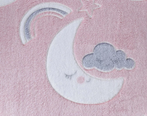 Gros plan sur notre nuage Goodnight Cloud Glow in the Dark polaire Jeté  pour montrer son motif de nuage souriant et sa surface rose.