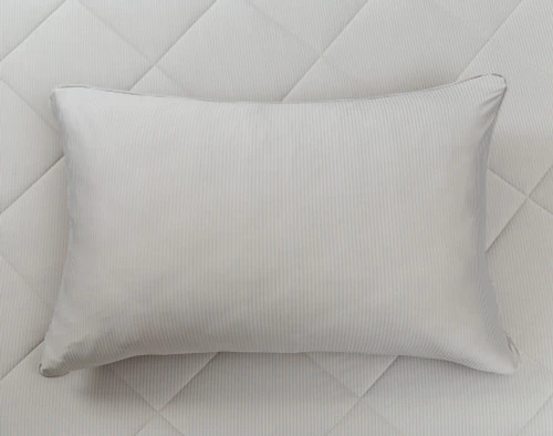 Vue du dessus de notre Cendré Stripe Cool Touch Pillowcase avec la couleur beige gris.