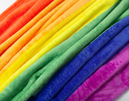 Gros plan sur notre Pride Rainbow polaire Jeté  pour montrer sa surface douce polaire sur chacune des six couleurs de l'arc-en-ciel.